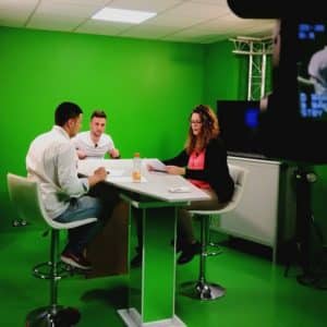 Journalistes sur plateau télevion