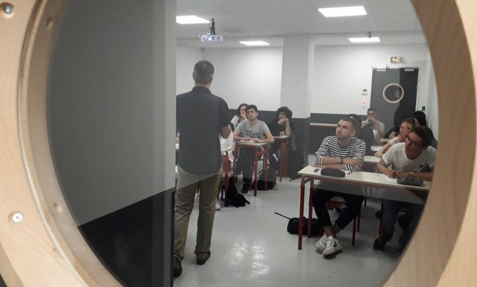 Hublot salle de cours ISJT