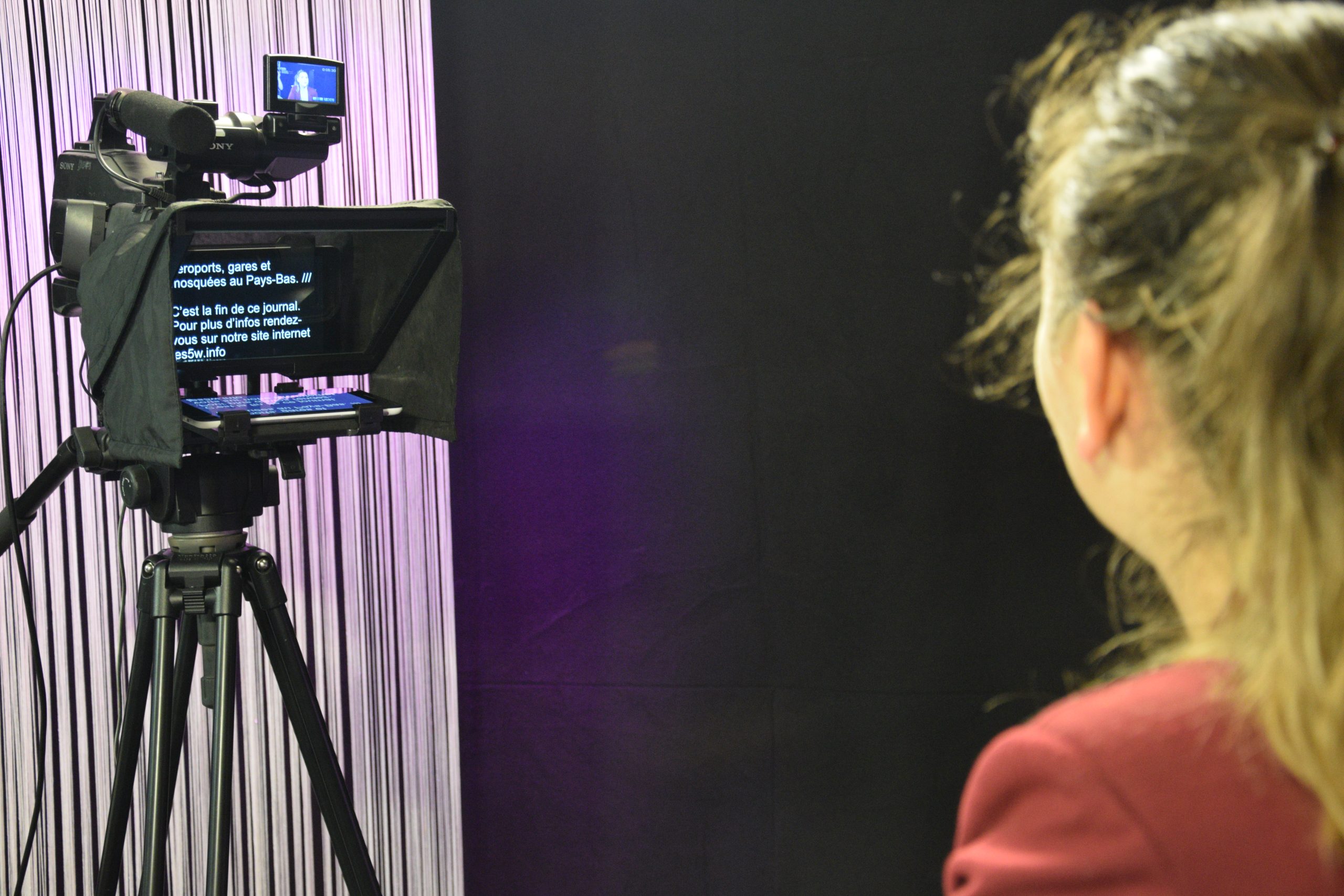 Lire un prompteur en studio tv Lire un prompteur en studio tv